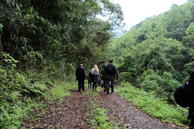 Suspeito do crime deve estar escondido em matagal onde foi encontrada a cabe&ccedil;a da v&iacute;tima