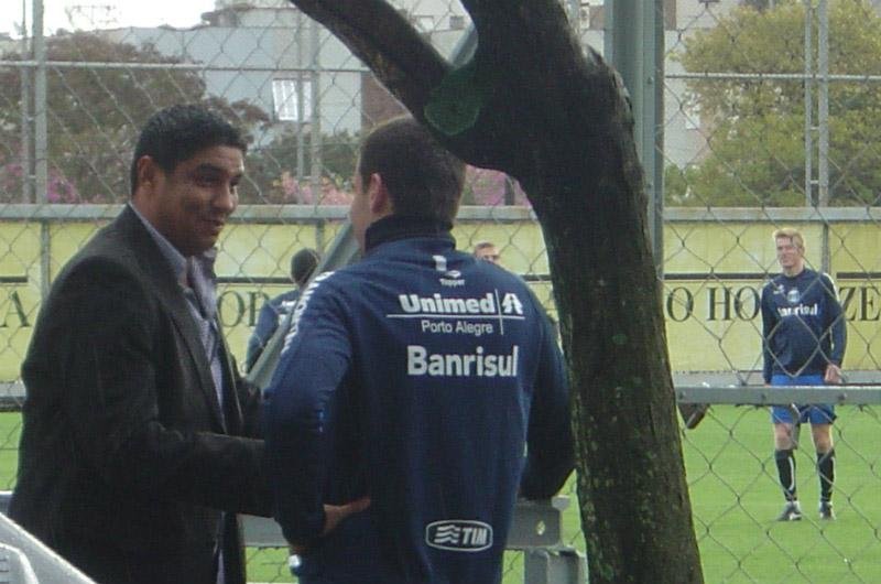Jardel conversa com Andr&eacute; Lima e acompanha treino do Gr&ecirc;mio