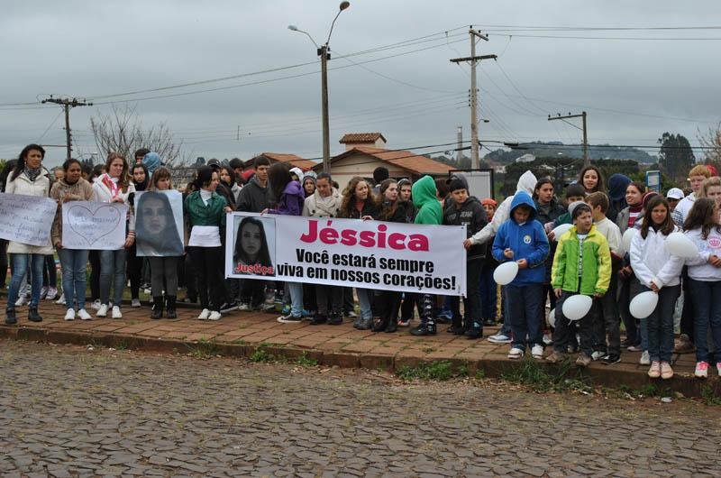Amigos e familiares pedem paz ap&oacute;s morte de adolescente em frente a escola em Erechim