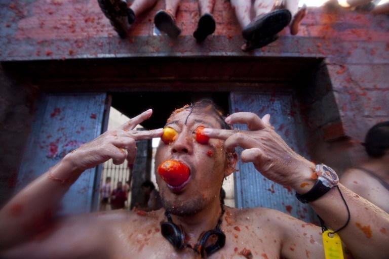 Foli&atilde;o usaram tomate para fazer caretas durante a Tomatina
