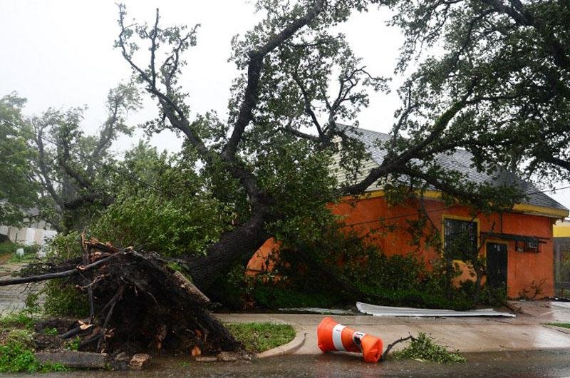 Furac&atilde;o Isaac provoca ventos de at&eacute; 130 km/h 