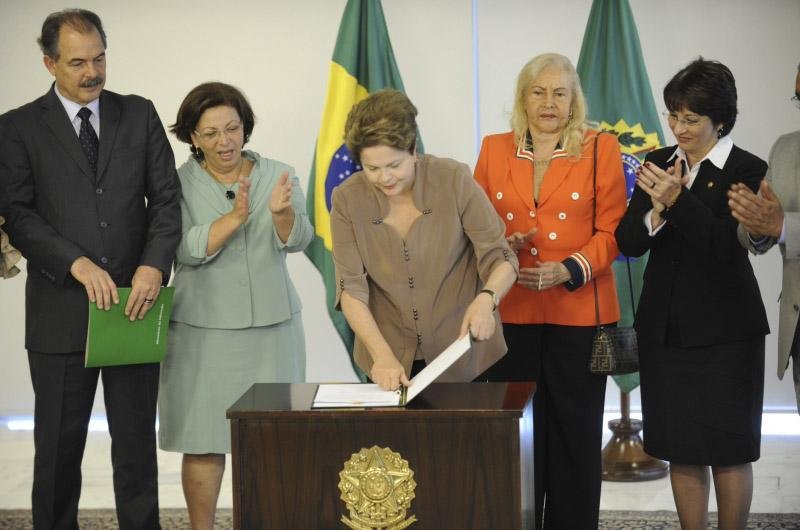 Dilma Rousseff sanciona lei que cria cota de 50% das vagas em universidades federais para estudantes oriundos de escolas p&uacute;blicas