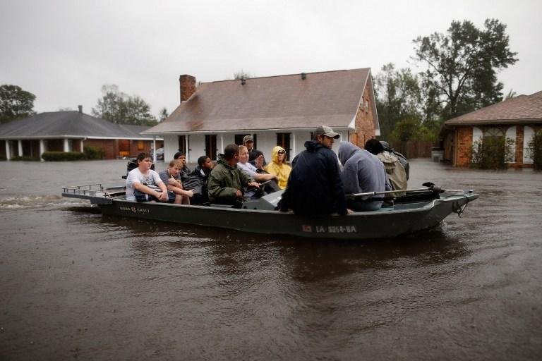 Fam&iacute;lias s&atilde;o resgatadas de barco na Louisiana ap&oacute;s passagem do Isaac