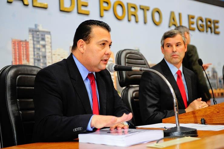 Vereador Waldir Canal e Mauro Pinheiro em sess&atilde;o na C&acirc;mara de Vereadores