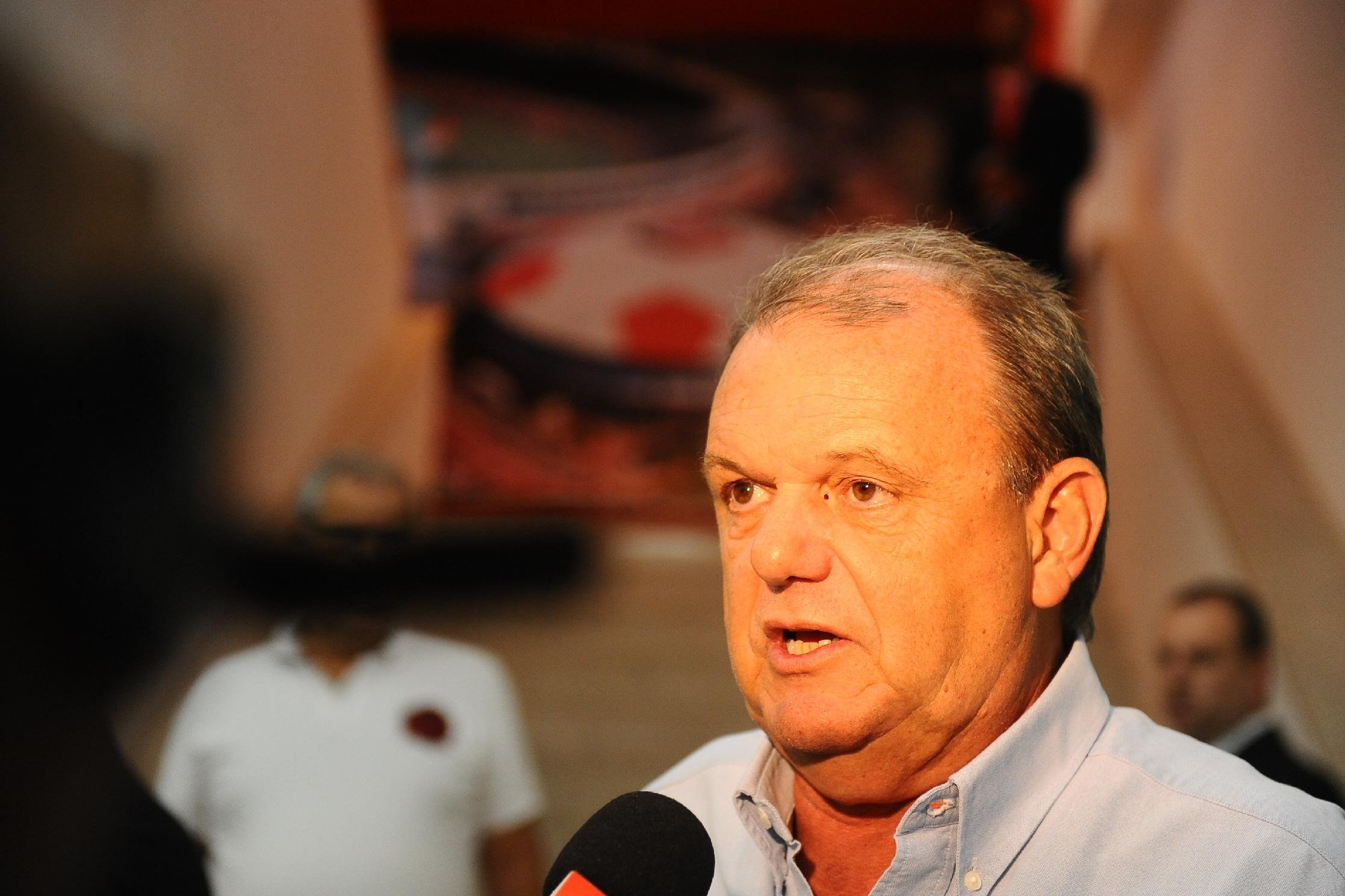 Piffero critica sa&iacute;da de meias do Inter sem planejamento