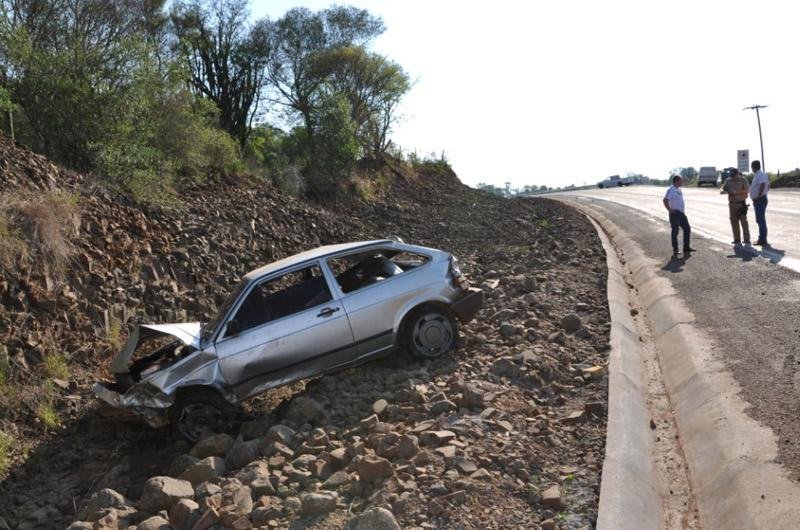 V&iacute;tima era caroneira e foi arremessada para fora do carro