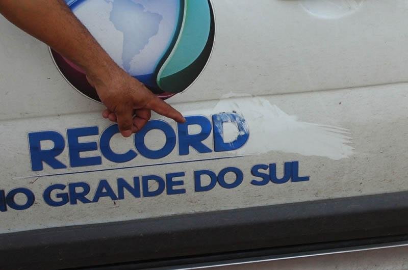 Torcedores jogaram pedras contra o carro de uma equipe de reportagem da TV Record