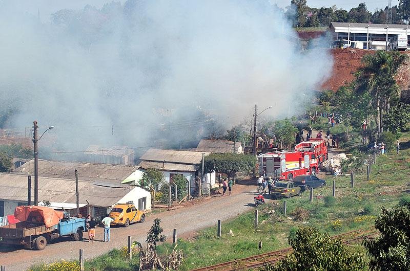 Inc&ecirc;ndio destr&oacute;i tr&ecirc;s casas em Erechim
