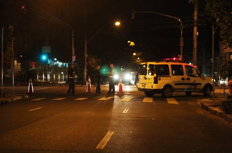Caminh&atilde;o interrompe o tr&acirc;nsito na Rua Garibaldi