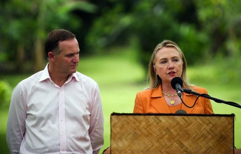 Hillary Clinton ao lado do primeiro-ministro da Nova Zel&acirc;ndia, John Key, nas Ilhas Cook