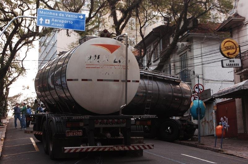 Caminh&atilde;o interrompeu o tr&acirc;nsito na rua Garibaldi por cerca de 12 horas