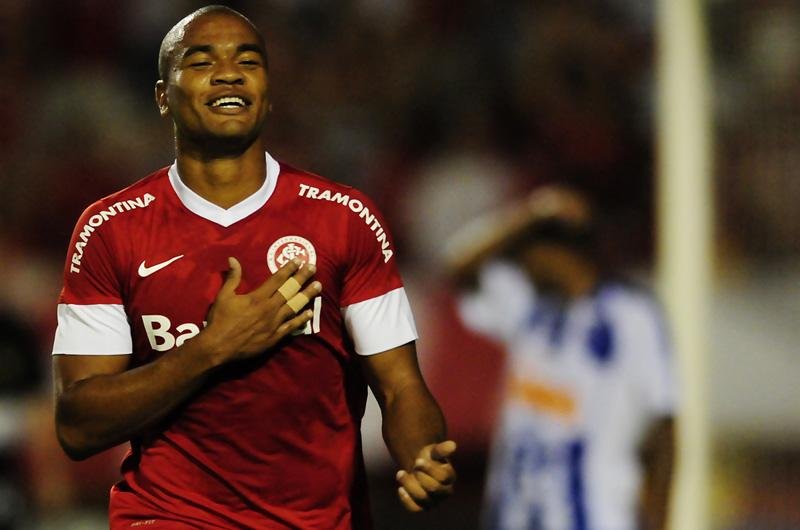 Rodrigo Moledo entra no lugar de Bol&iacute;var para o jogo de domingo