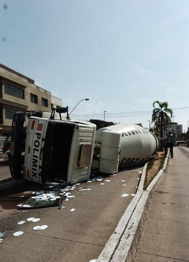 Corredor de &ocirc;nibus est&aacute; interrompido nos dois sentidos sem previs&atilde;o de libera&ccedil;&atilde;o