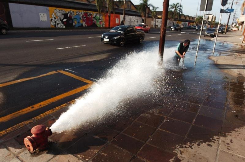 Vazamento ocorreu na rua Mau&aacute; em Porto Alegre