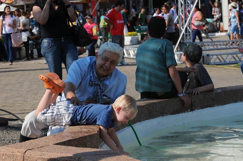 Menino tenta se refrescar na Expointer, em fim de semana de 30&ordm;C