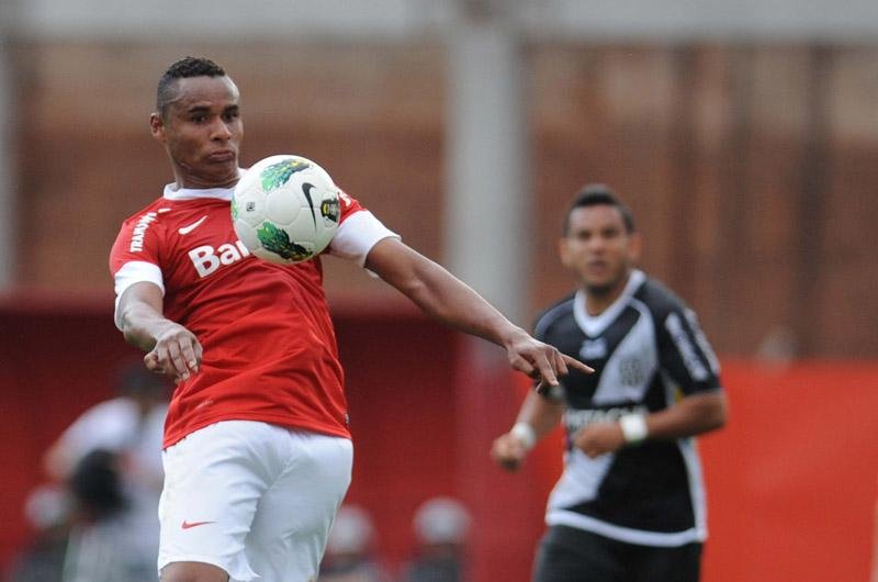 Inter vai rescindir contrato com meia Jaj&aacute;