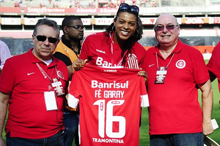 Ponteira Fernanda Garay recebeu carteirinha de s&oacute;cia e uma camiseta personalizada do Inter