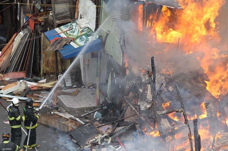 Inc&ecirc;ndio atinge favela na zona sul de S&atilde;o Paulo