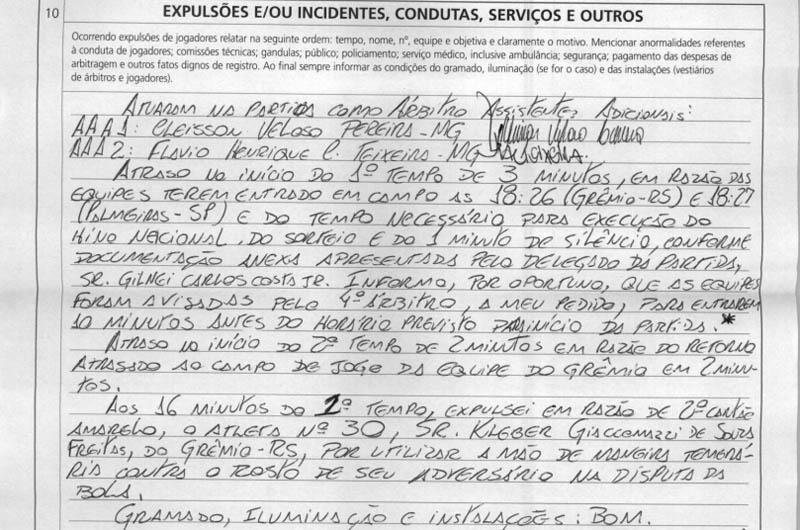 &Aacute;rbitro relata jogada temer&aacute;ria para expuls&atilde;o de Kl&eacute;ber 