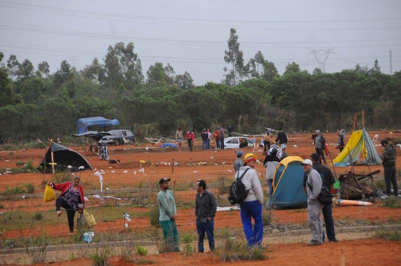 Pessoas armaram barracas em &aacute;rea na Estrada do Naz&aacute;rio, no bairro Guajuviras 