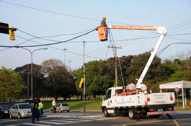 Fios el&eacute;tricos ca&iacute;ram sobre a via e causaram lentid&atilde;o