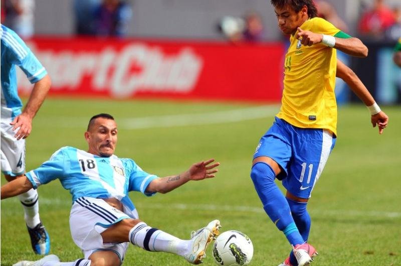 Gui&ntilde;azu divide bola com Neymar no Supercl&aacute;ssico de 2011