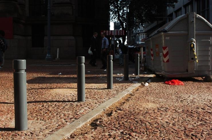 Frades de ferro foram colocadas na pra&ccedil;a pra impedir a entrada de carros