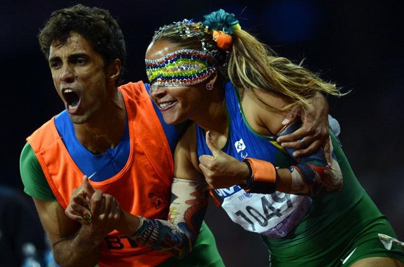 Medalha de ouro ficou com Terezinha Guilhermina e seu atleta-guia Guilherme Santana