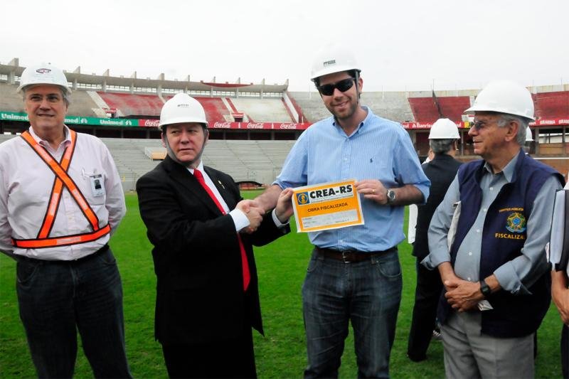 Crea-RS visita Beira-Rio e entrega selo de regulariza&ccedil;&atilde;o da reforma