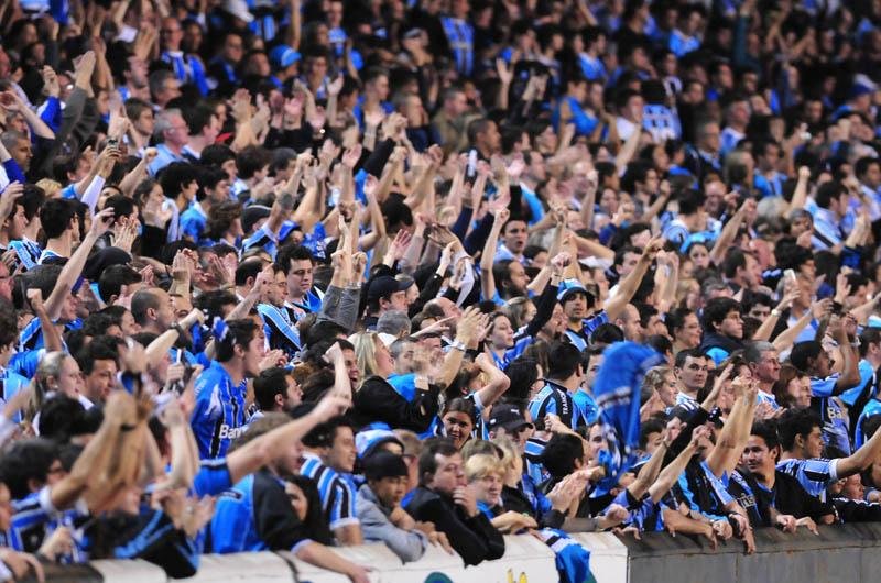 Com dois gols de Elano, o Tricolor derrotou o Atl&eacute;tico-GO por 2 a 1, para a festa de um Ol&iacute;mpico lotado