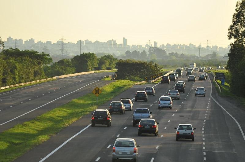 Trinta mil ve&iacute;culos devem deixar a Capital hoje e outros 35 mil amanh&atilde;