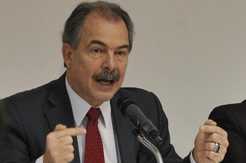 Ministro criticou revis&atilde;o do reajuste do piso nacional do magist&eacute;rio