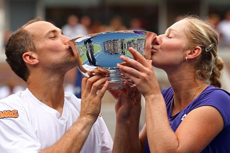 Brasileiro Bruno Soares e a russa Ekaterina Makarova beijam o trof&eacute;u do Aberto dos EUA