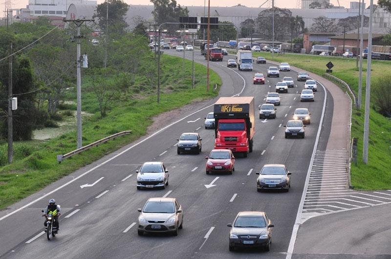 Tr&aacute;fego rumo ao Litoral supera expectativas na v&eacute;spera do feriad&atilde;o