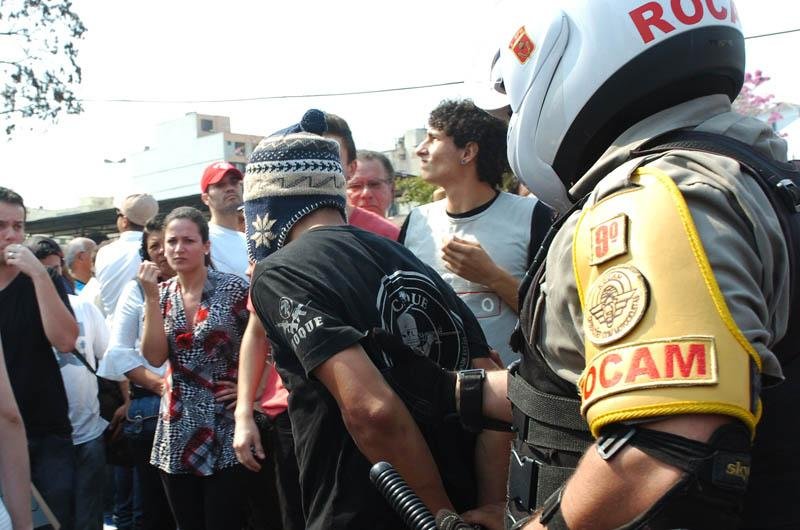 Manifestantes foram detidos ao tentar se aproximar do palanque das autoridades durante o desfile em Porto Alegre