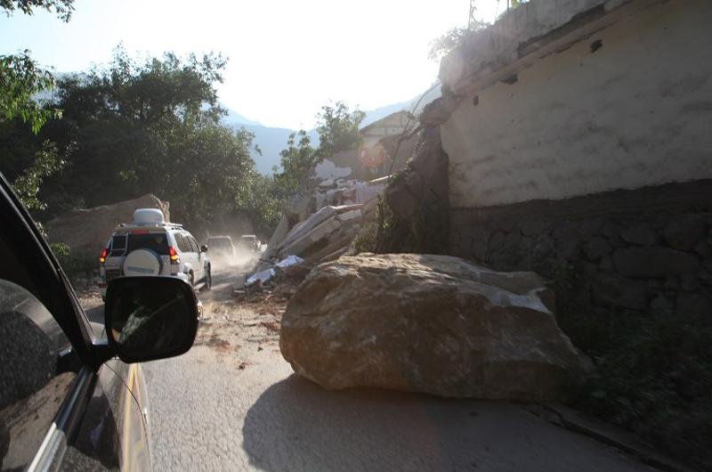 Tremor destruiu pr&eacute;dios e casas e interrompeu o tr&acirc;nsito na China