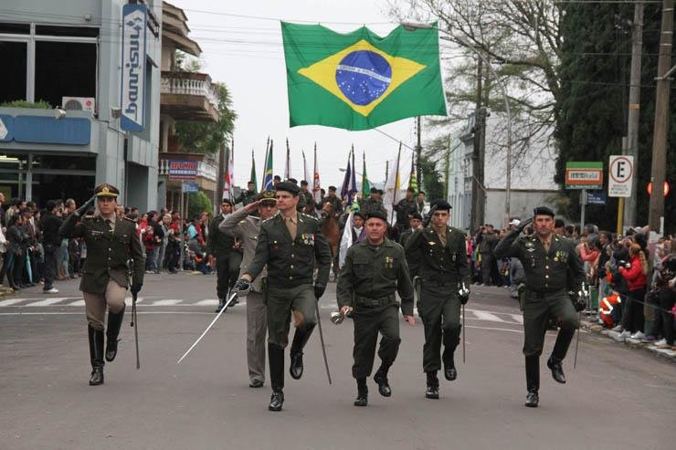Militares desfilam em Santana do Livramento