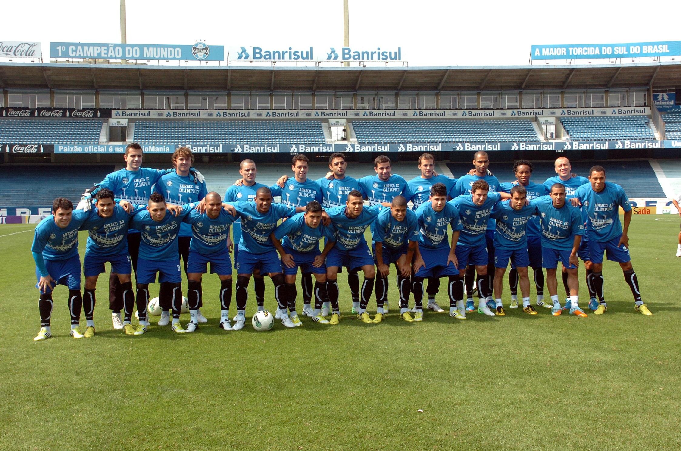 Jogadores posaram com a camiseta alusiva ao Abra&ccedil;o ao Ol&iacute;mpico no treino de sexta