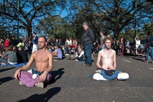 Milhares de pessoas fazem medita&ccedil;&atilde;o coletiva na capital da Argentina