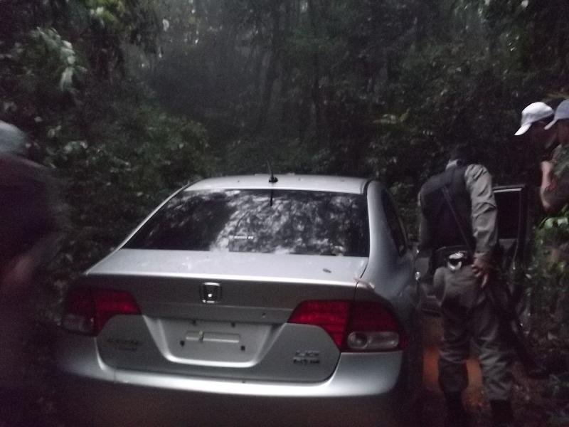 Carro sem placas foi localizado em matagal