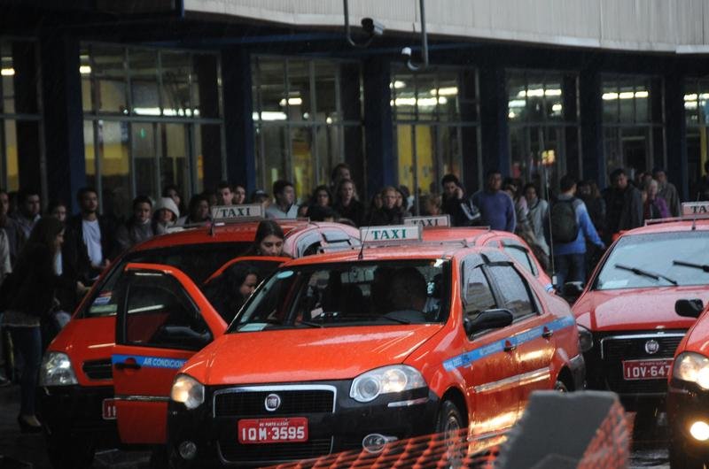 Engarrafamento tamb&eacute;m prejudica a volta dos taxistas ao ponto