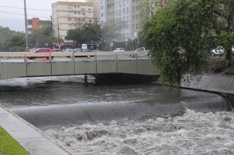 N&iacute;vel de &aacute;gua do Arroio Dil&uacute;vio subiu