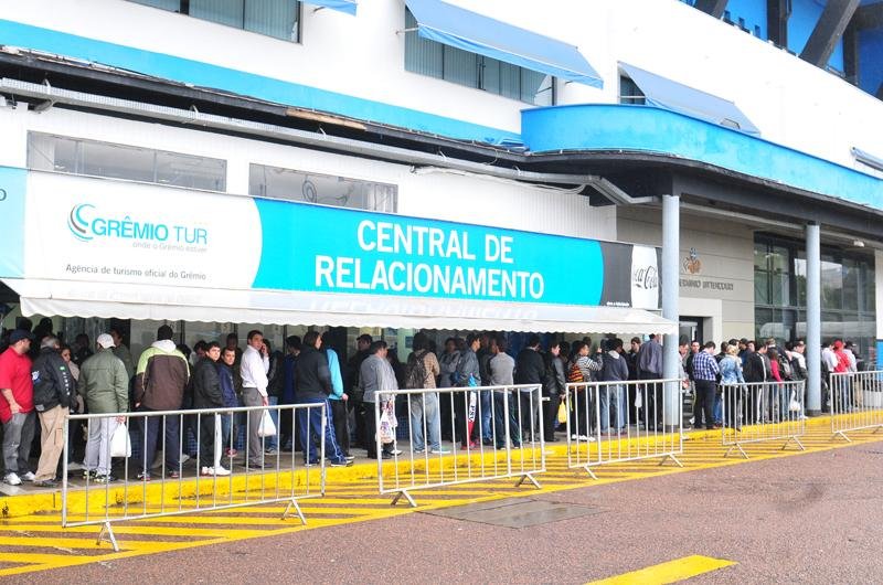 Torcedores fazem fila para conseguir ingresso