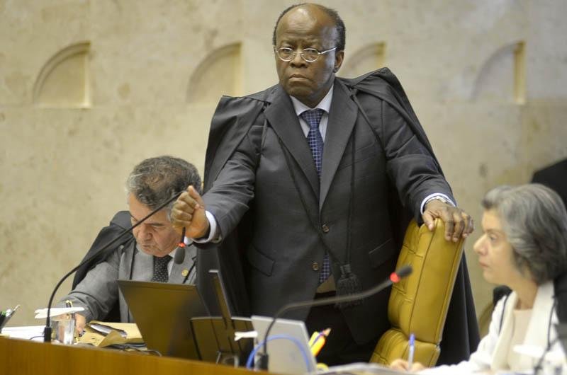 Joaquim Barbosa fez um resumo das den&uacute;ncias do MP ao come&ccedil;ar voto