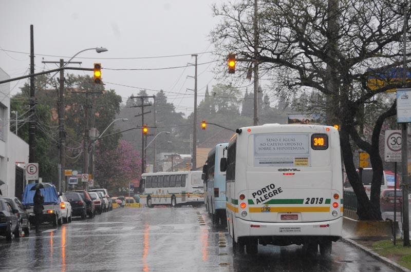 Em Porto Alegre, diversos sem&aacute;foros ficaram no amarelo piscante por conta de problemas com luz
