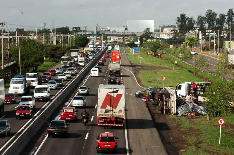 Motoristas curiosos causaram lentid&atilde;o no tr&acirc;nsito