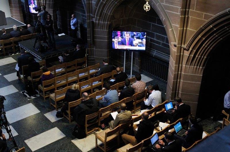 Declara&ccedil;&atilde;o do Primeiro Ministro Brit&acirc;nico, David Cameron  &eacute; assistida pela televis&atilde;o em uma Catedral Anglicana em Liverpool