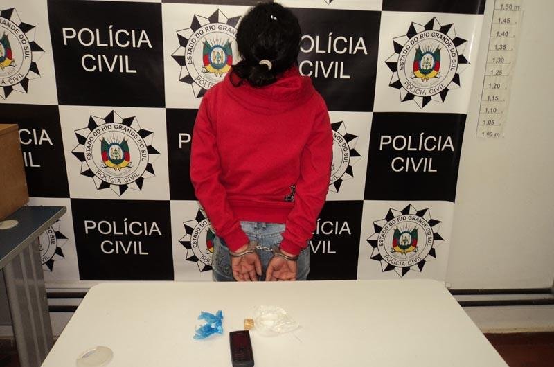 Jovem de 18 anos &eacute; presa por tr&aacute;fico de drogas em Vacaria