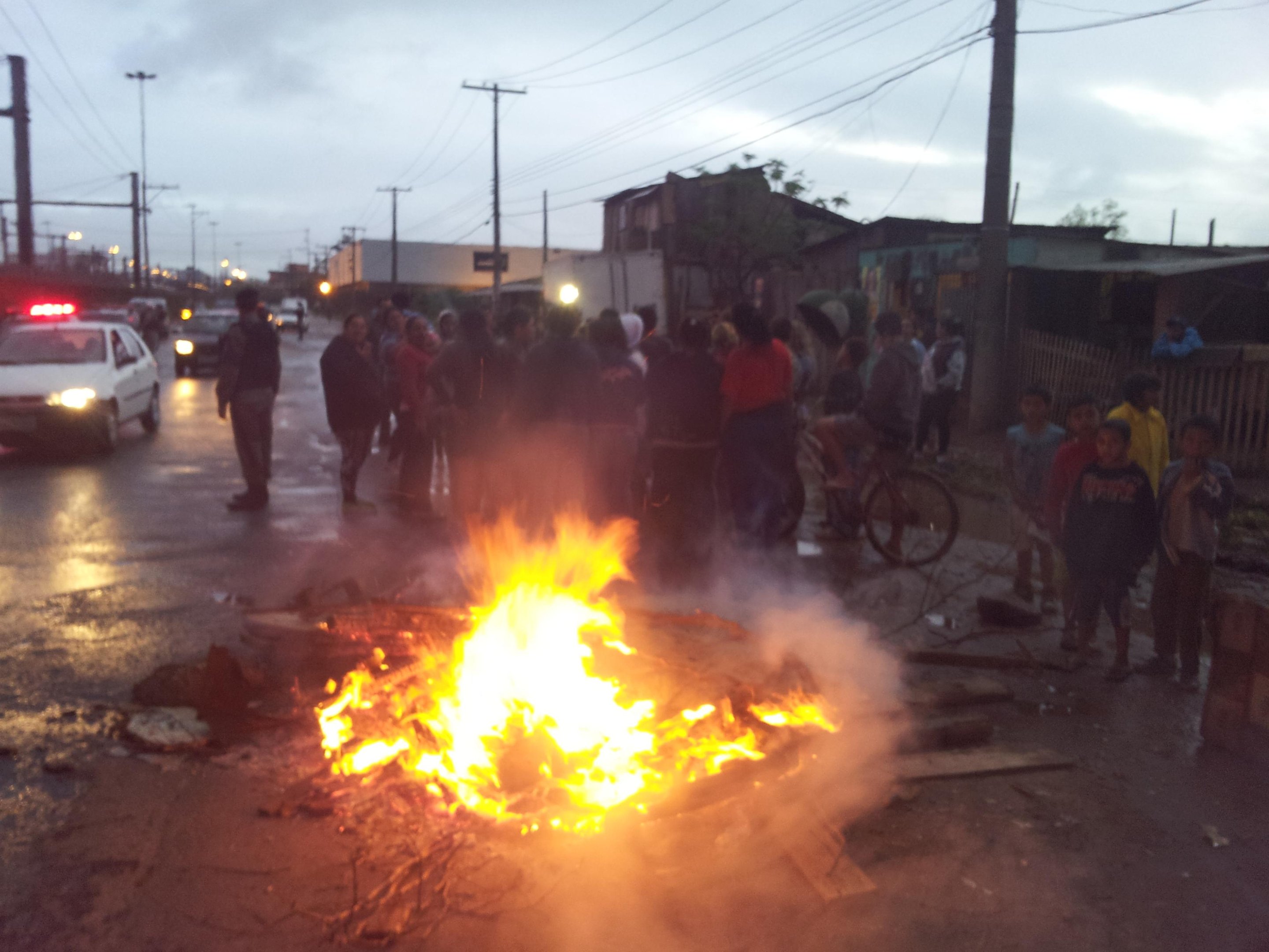 Manifestantes colocaram fogo em peda&ccedil;os de madeira