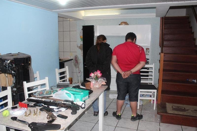Suspeitos foram presos e armas, drogas e celulares apreendidos